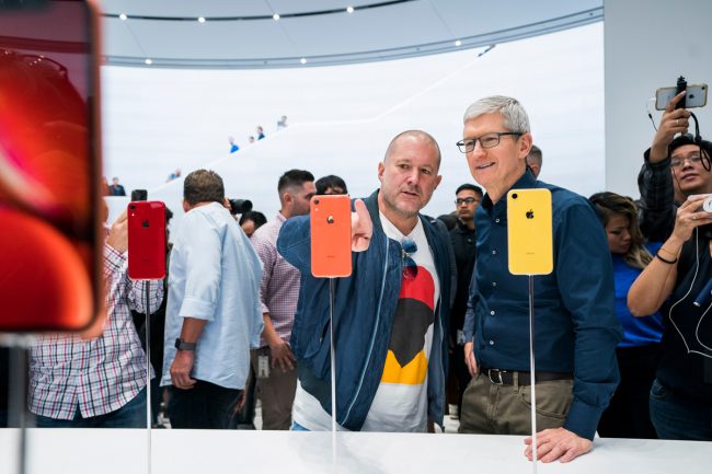  Jony Ive et Tim Cook lors du lancement de l&rsquo;iPhone Xr en septembre 2018. &copy; Apple