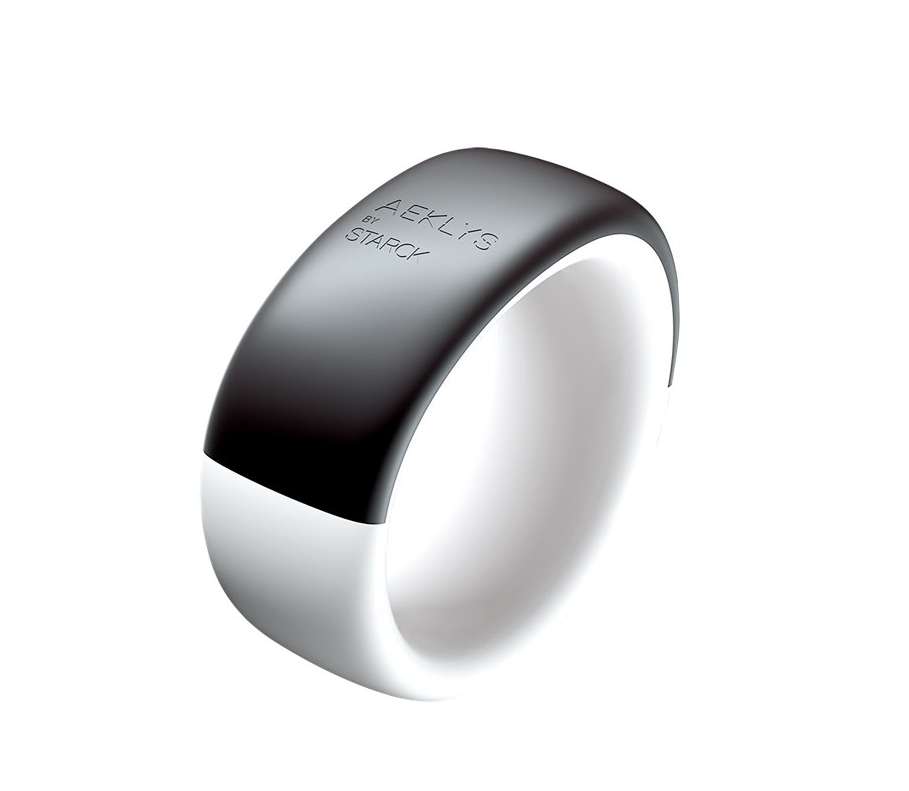 La bague Aeklys propose des fonctionnalit&eacute;s pratiques de paiement sans contact, de titre de transport num&eacute;rique.